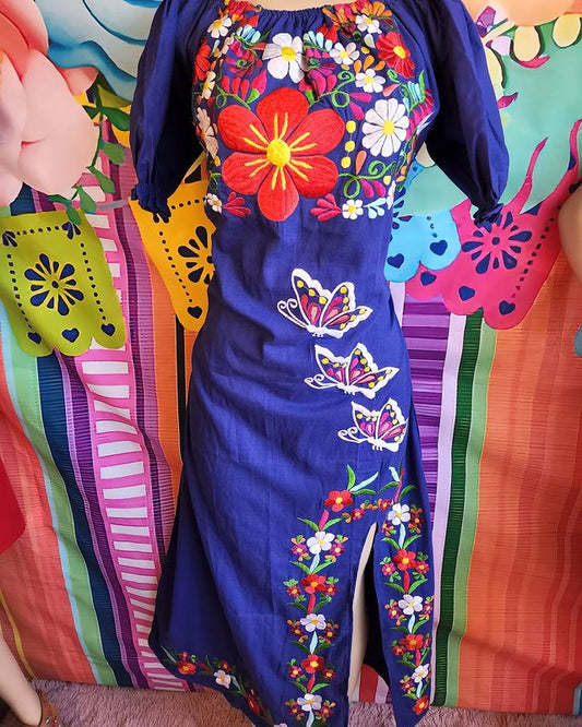 Vestido azul con bordado